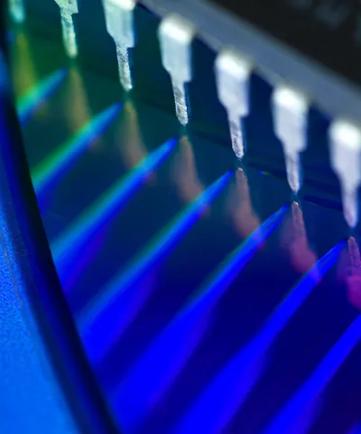Getting B2B sales to sell cover image showing teeth in a machine against a blue background